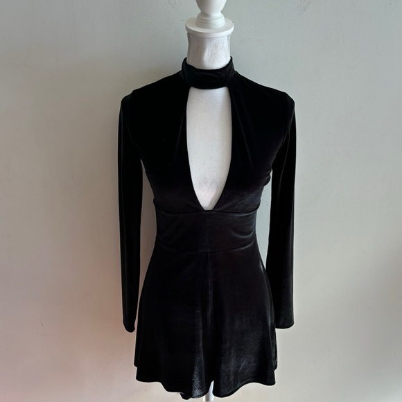 Express Women's Black Velvet Velour Plunging Neckline Long Sleeve Romper Size XS - Picture 8 of 10